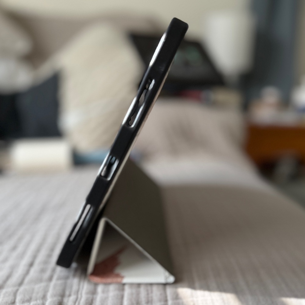 IPAD CASE ABSTRACT DESIGN MAGNETIC CLOSURE AND PEN SLOT - Picture 9 of 10